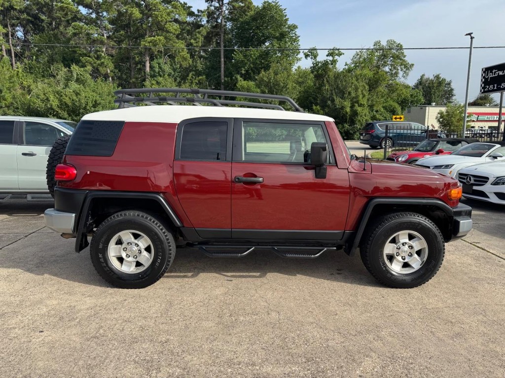 Toyota FJ Cruiser Vehicle Full-screen Gallery Image 05