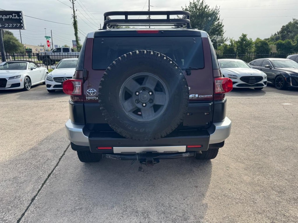 Toyota FJ Cruiser Vehicle Full-screen Gallery Image 07