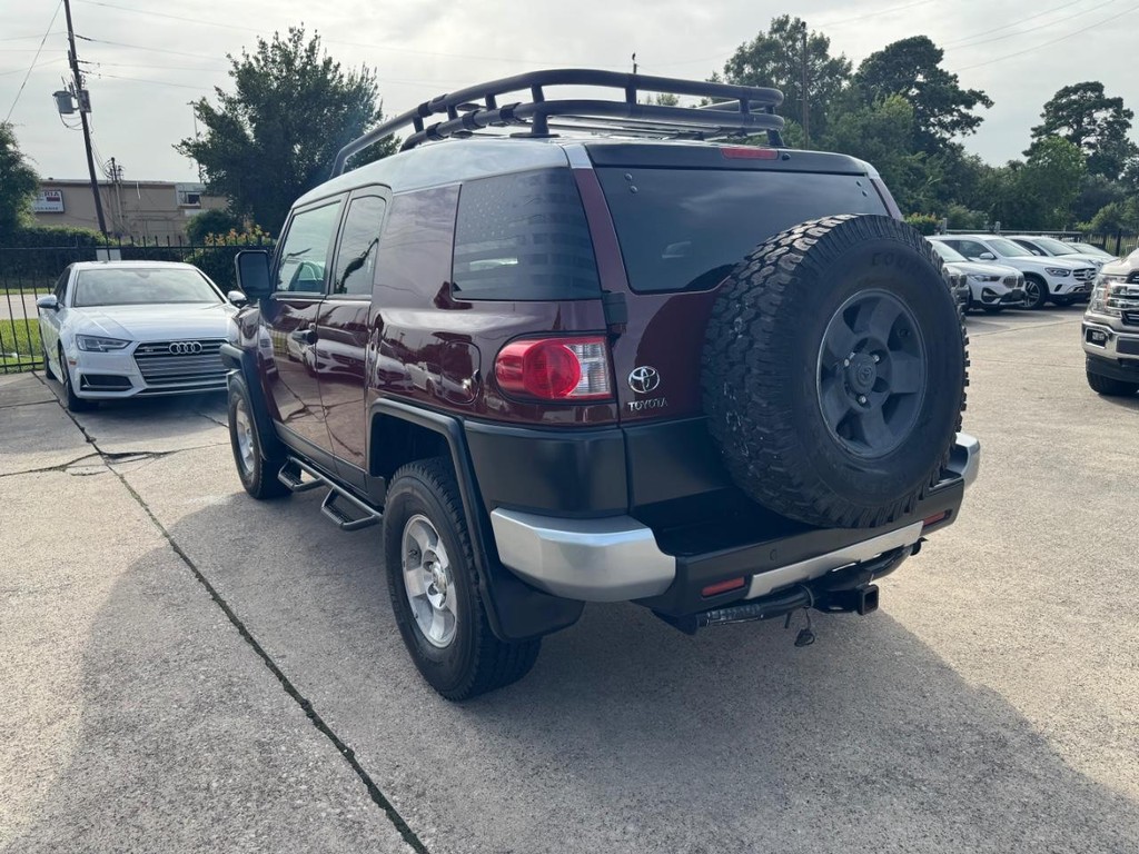 Toyota FJ Cruiser Vehicle Full-screen Gallery Image 08