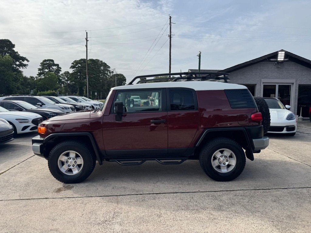 Toyota FJ Cruiser Vehicle Full-screen Gallery Image 09