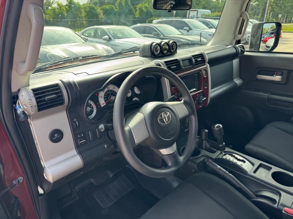 Toyota FJ Cruiser Vehicle Full-screen Gallery Image 10