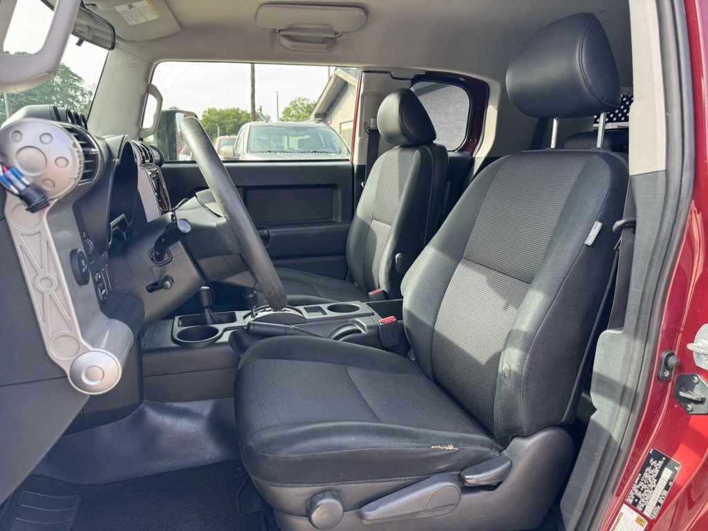 Toyota FJ Cruiser Vehicle Full-screen Gallery Image 11