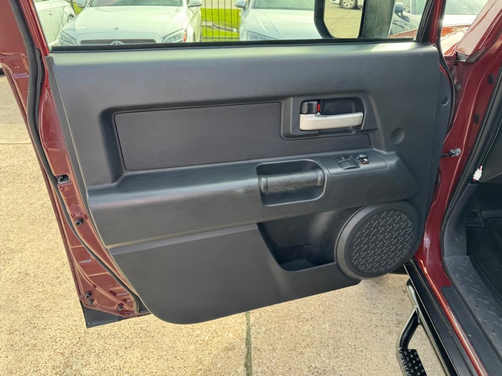 Toyota FJ Cruiser Vehicle Full-screen Gallery Image 12