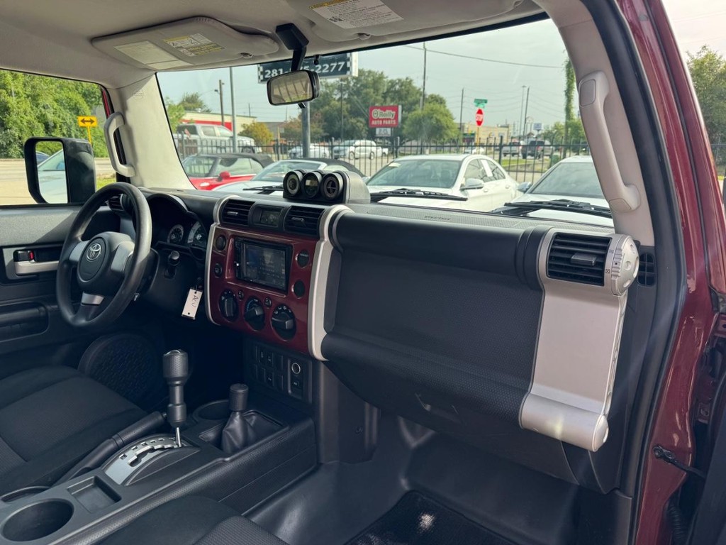 Toyota FJ Cruiser Vehicle Full-screen Gallery Image 13