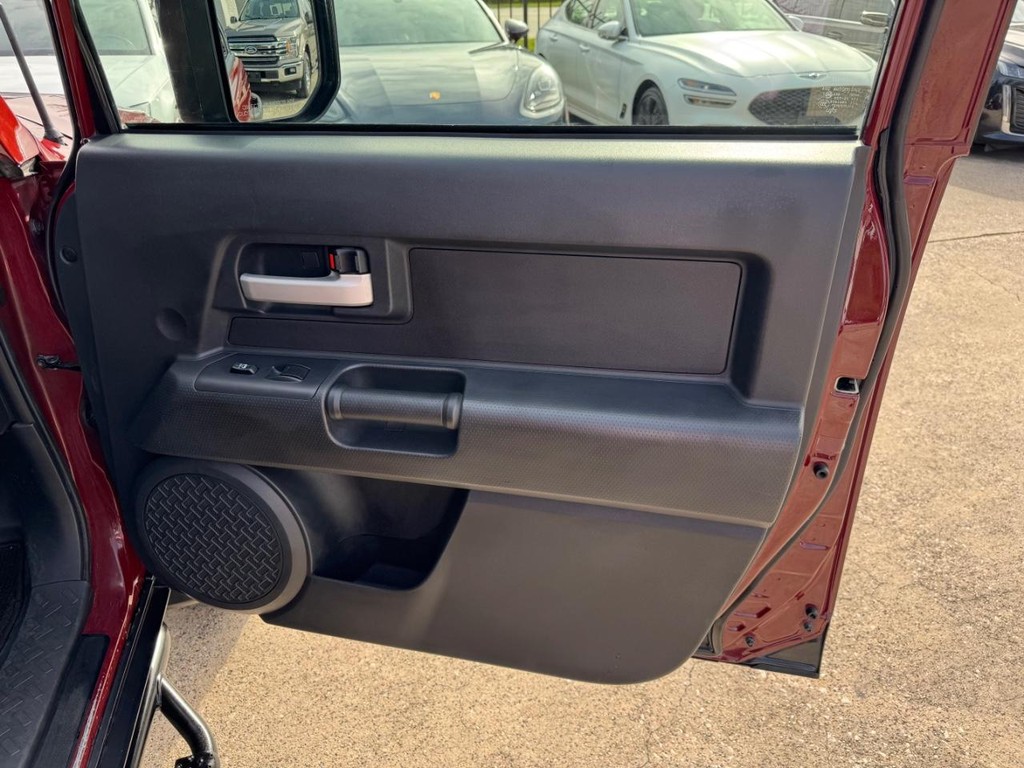 Toyota FJ Cruiser Vehicle Full-screen Gallery Image 15