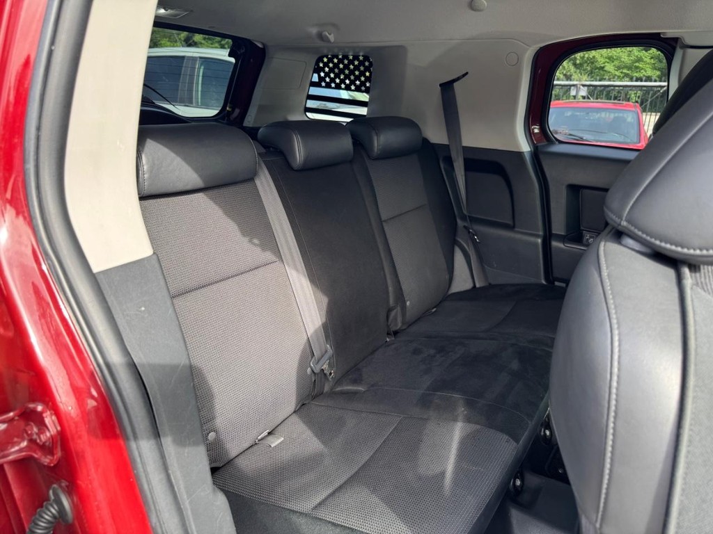 Toyota FJ Cruiser Vehicle Full-screen Gallery Image 16