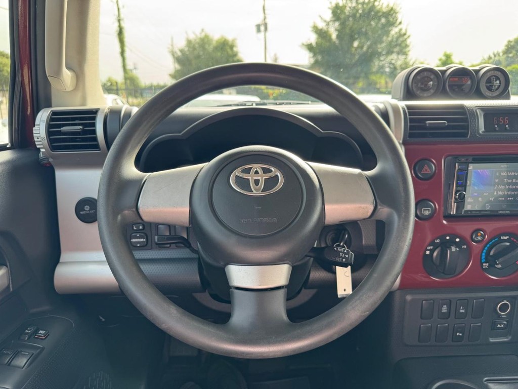 Toyota FJ Cruiser Vehicle Full-screen Gallery Image 19