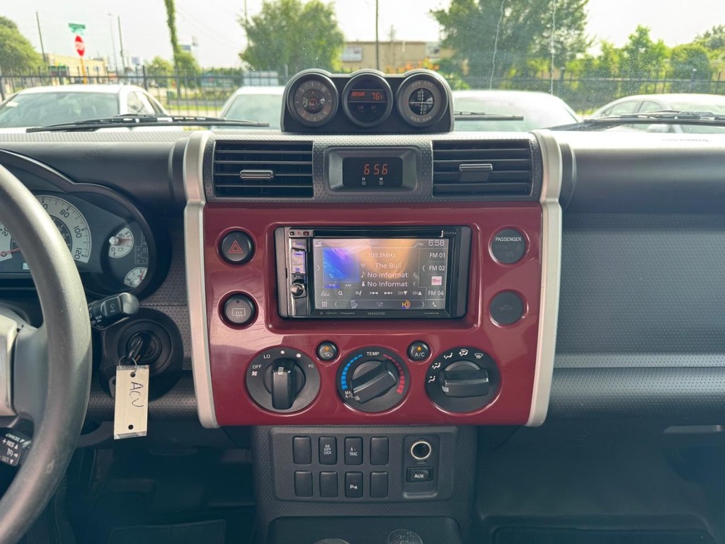 Toyota FJ Cruiser Vehicle Full-screen Gallery Image 21