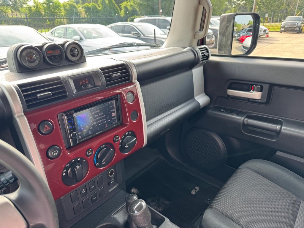 Toyota FJ Cruiser Vehicle Full-screen Gallery Image 22