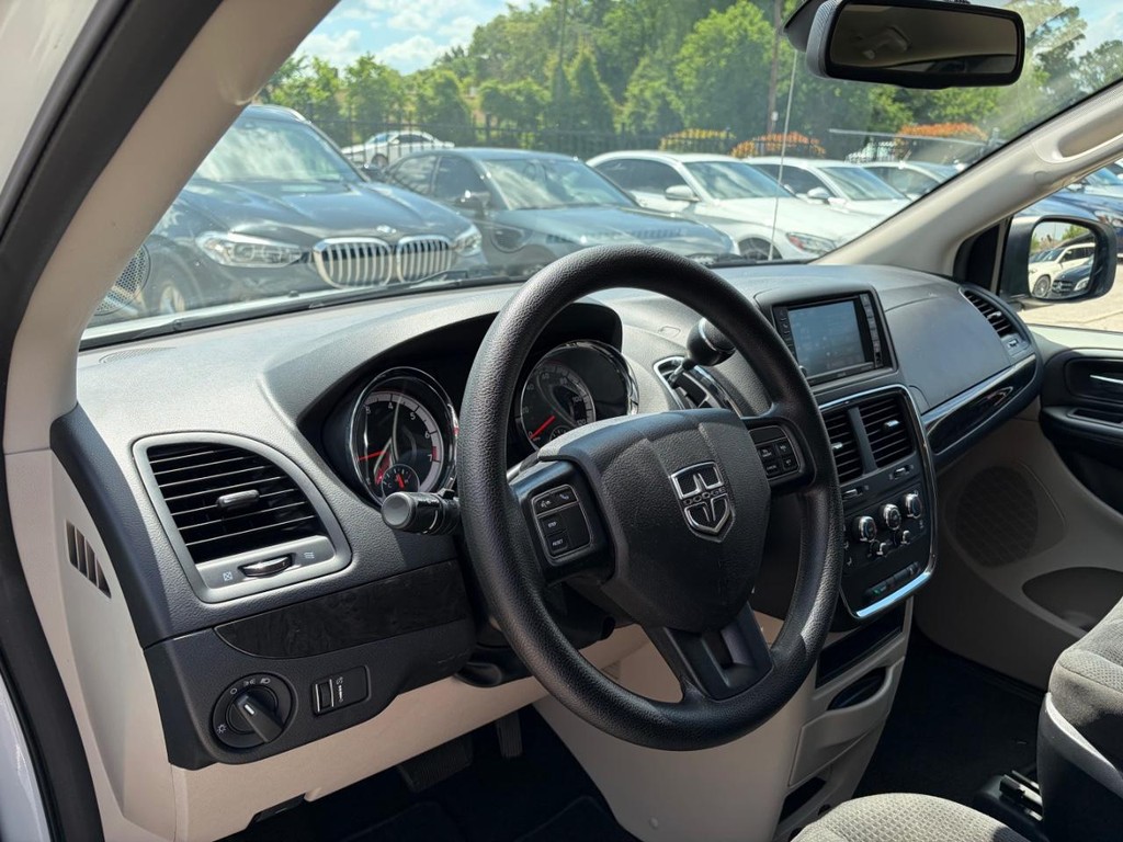 Dodge Grand Caravan Vehicle Full-screen Gallery Image 09