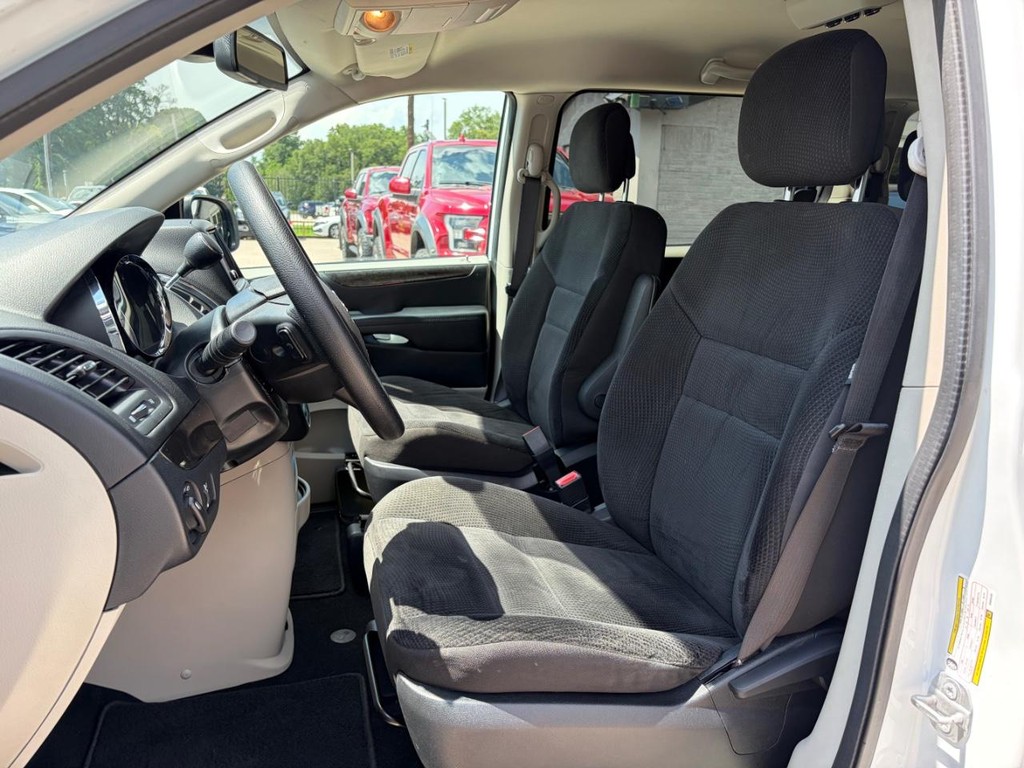 Dodge Grand Caravan Vehicle Full-screen Gallery Image 10