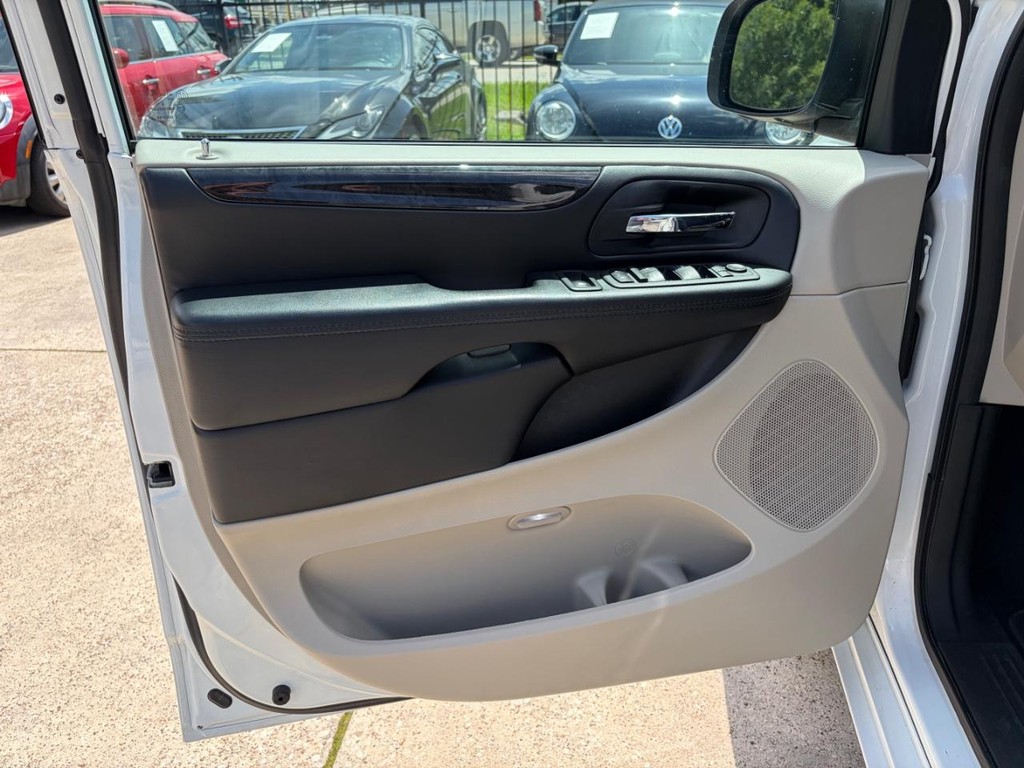 Dodge Grand Caravan Vehicle Full-screen Gallery Image 11
