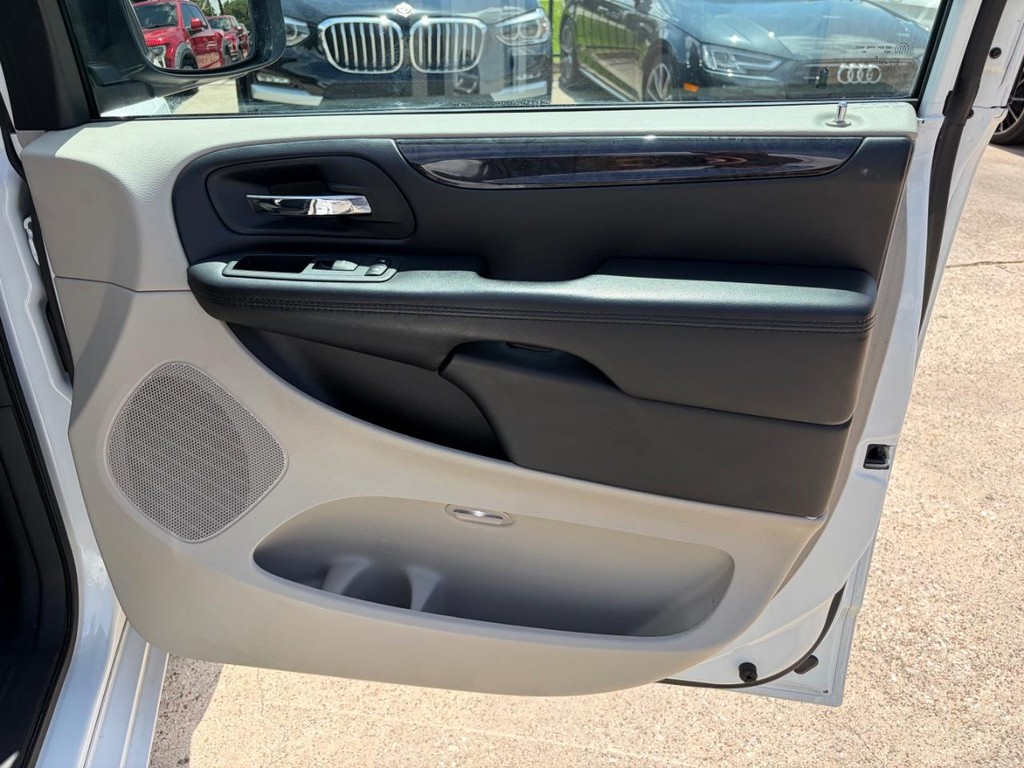 Dodge Grand Caravan Vehicle Full-screen Gallery Image 14