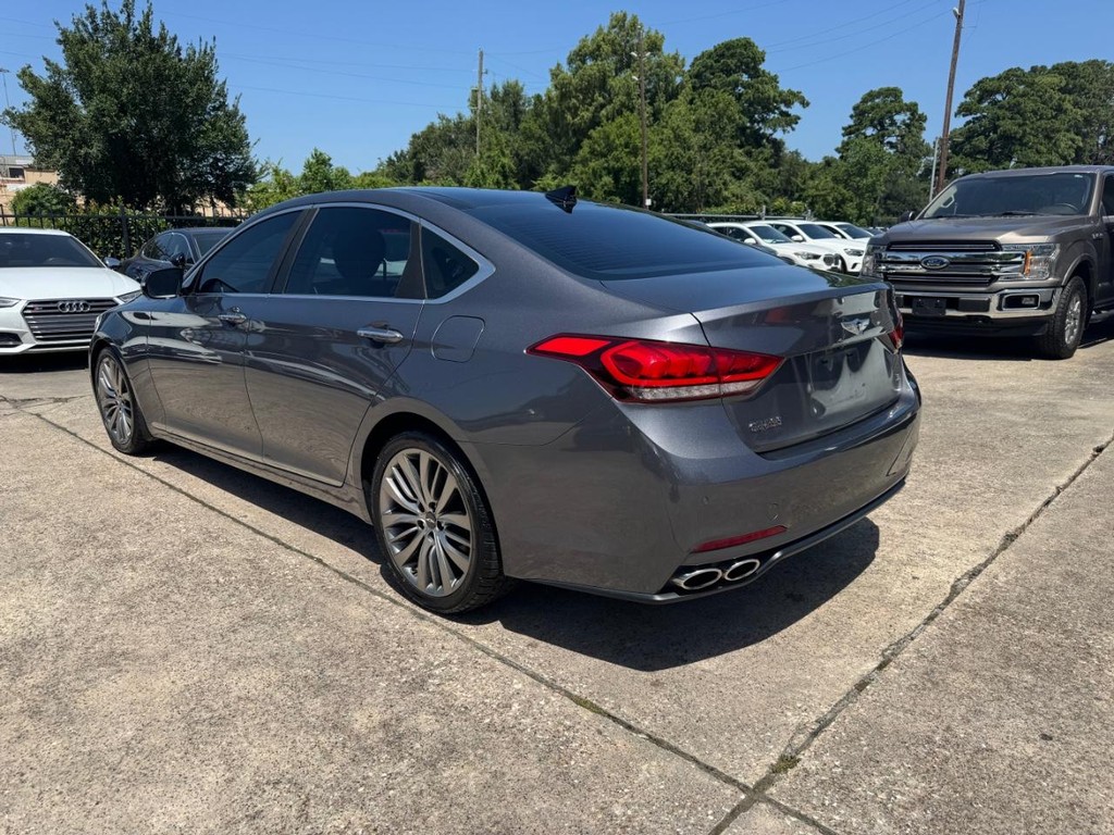 Hyundai Genesis Vehicle Full-screen Gallery Image 08