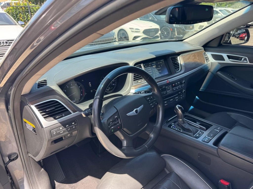 Hyundai Genesis Vehicle Full-screen Gallery Image 10