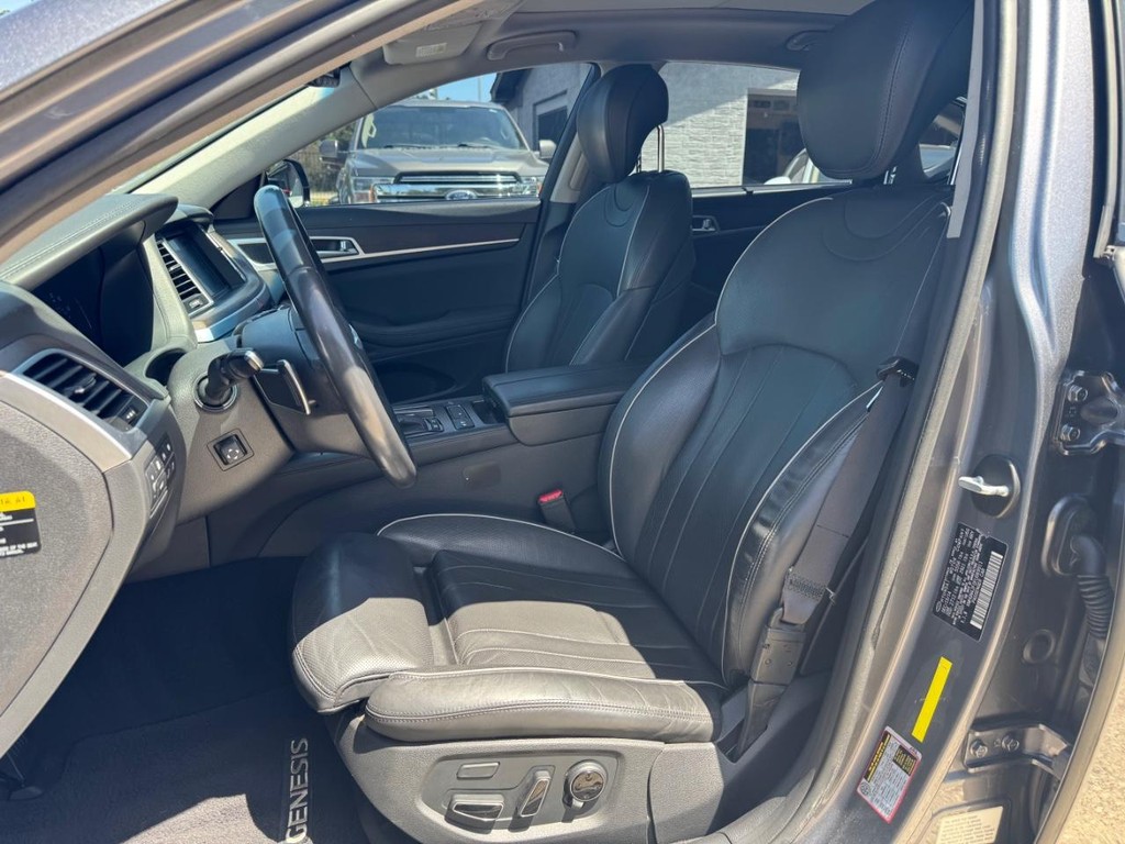 Hyundai Genesis Vehicle Full-screen Gallery Image 11