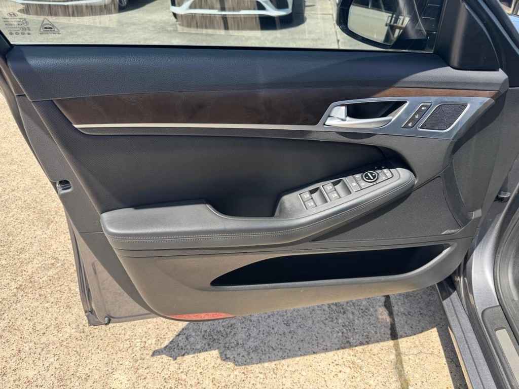 Hyundai Genesis Vehicle Full-screen Gallery Image 12