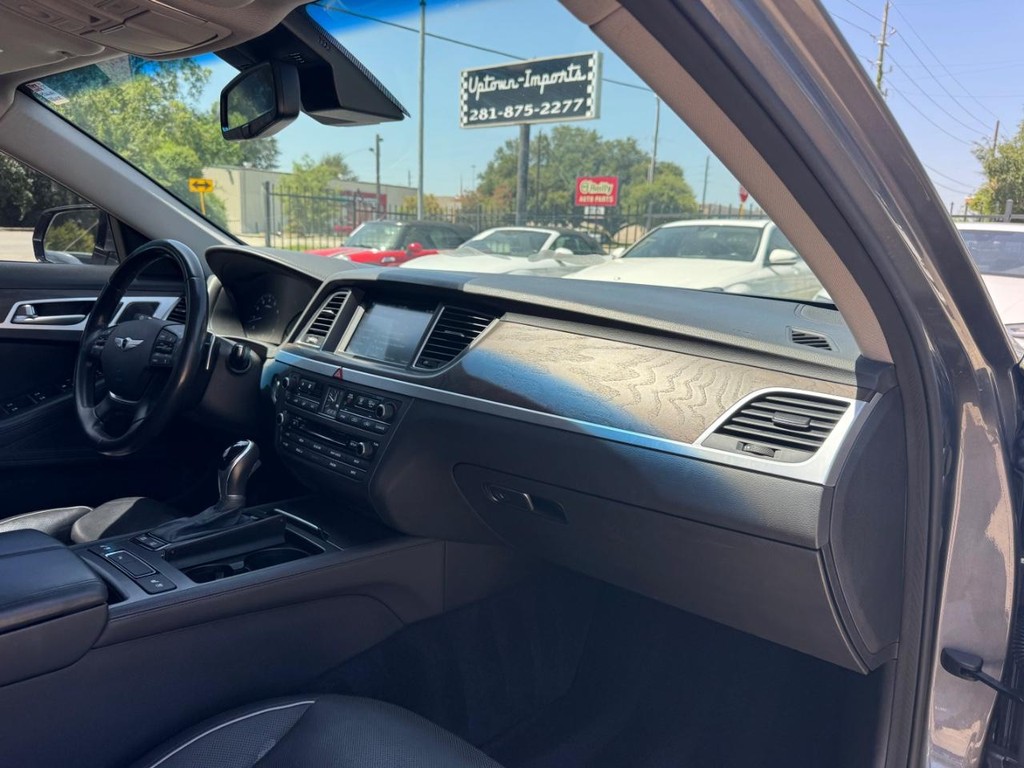Hyundai Genesis Vehicle Full-screen Gallery Image 13