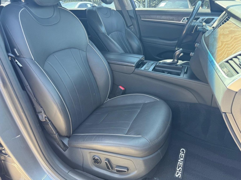 Hyundai Genesis Vehicle Full-screen Gallery Image 14
