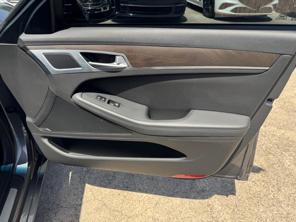Hyundai Genesis Vehicle Full-screen Gallery Image 15