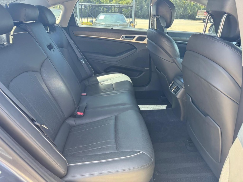 Hyundai Genesis Vehicle Full-screen Gallery Image 16