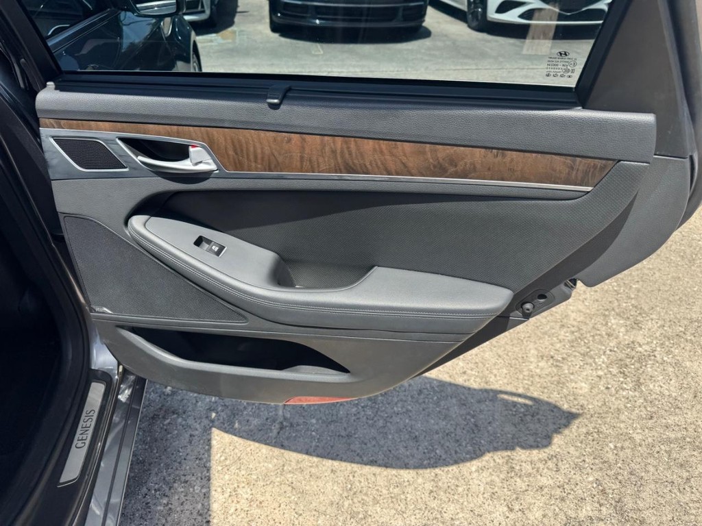 Hyundai Genesis Vehicle Full-screen Gallery Image 17