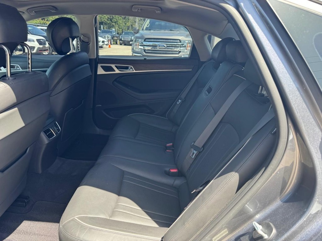 Hyundai Genesis Vehicle Full-screen Gallery Image 18
