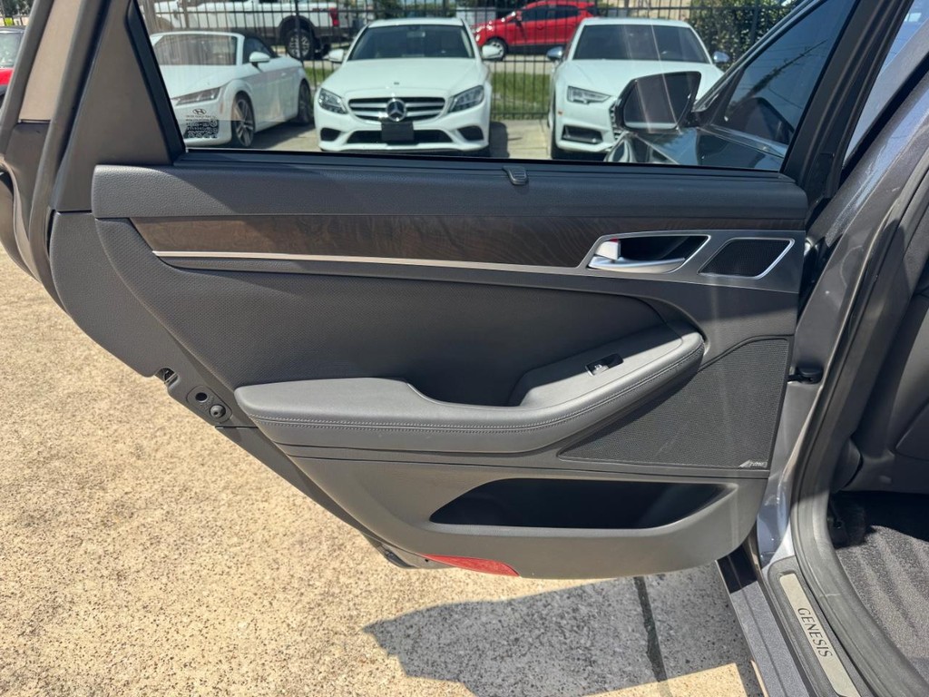 Hyundai Genesis Vehicle Full-screen Gallery Image 19