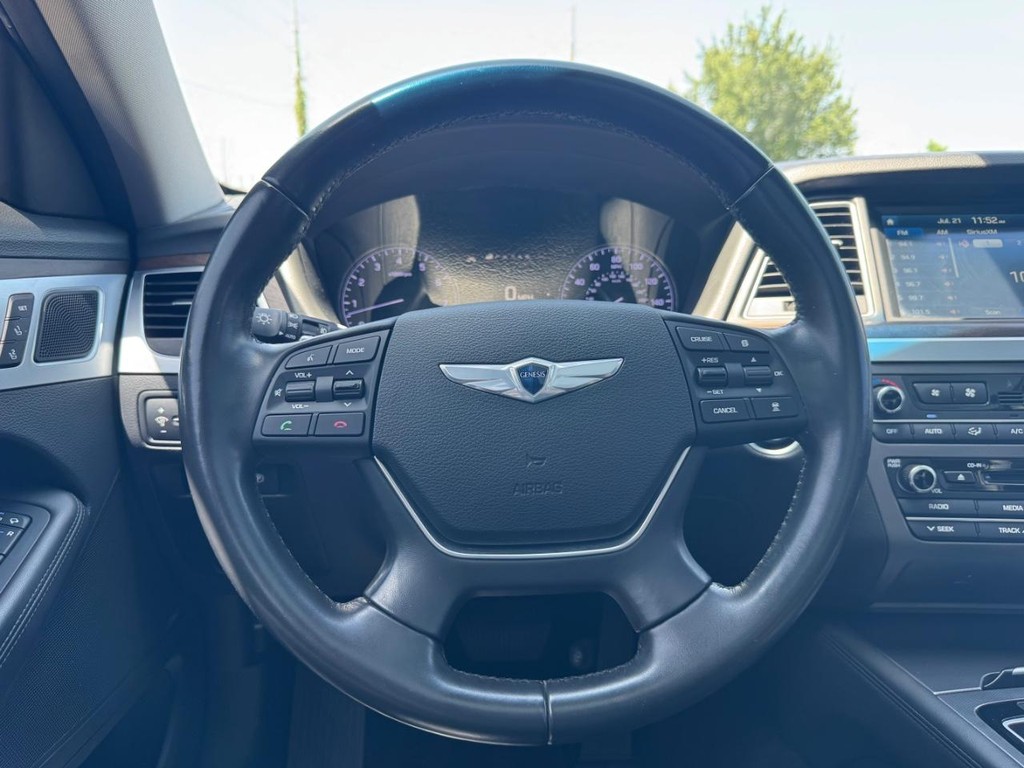 Hyundai Genesis Vehicle Full-screen Gallery Image 21