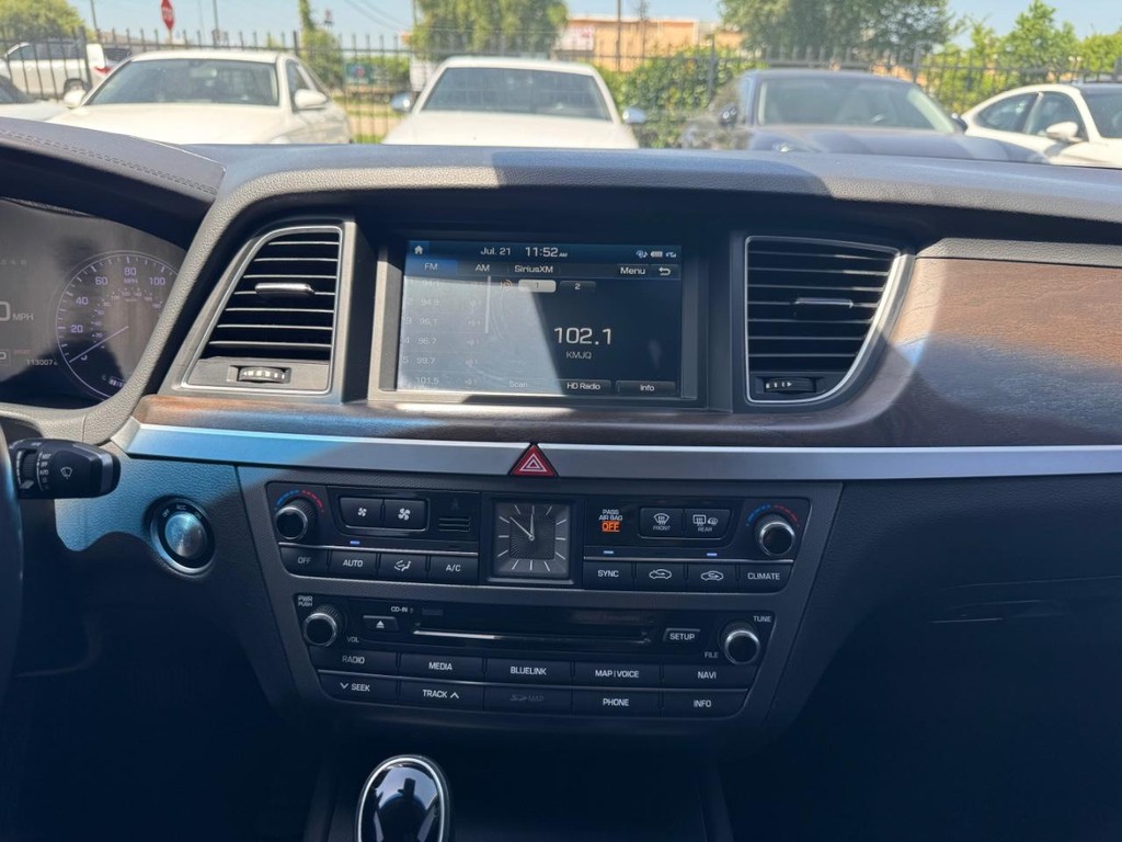Hyundai Genesis Vehicle Full-screen Gallery Image 23