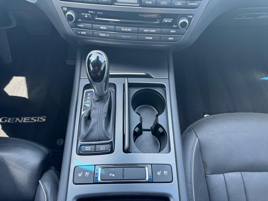 Hyundai Genesis Vehicle Full-screen Gallery Image 24