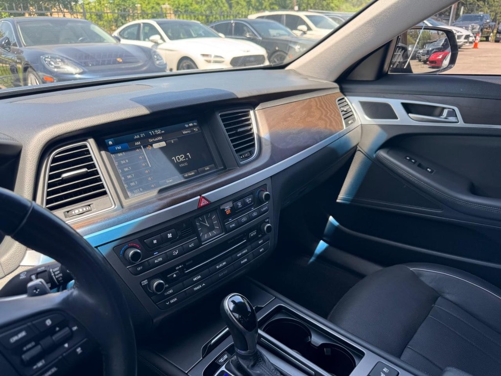 Hyundai Genesis Vehicle Full-screen Gallery Image 25