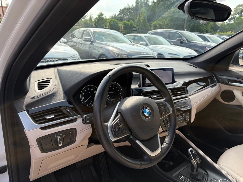 BMW X1 Vehicle Full-screen Gallery Image 10