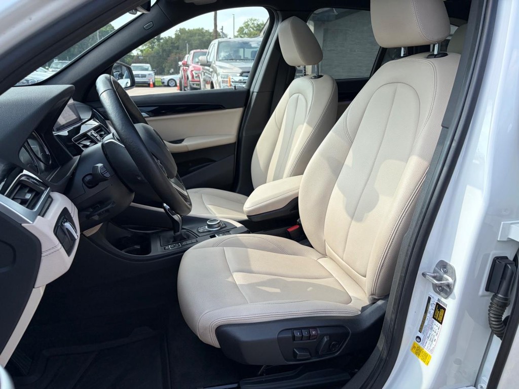 BMW X1 Vehicle Full-screen Gallery Image 11