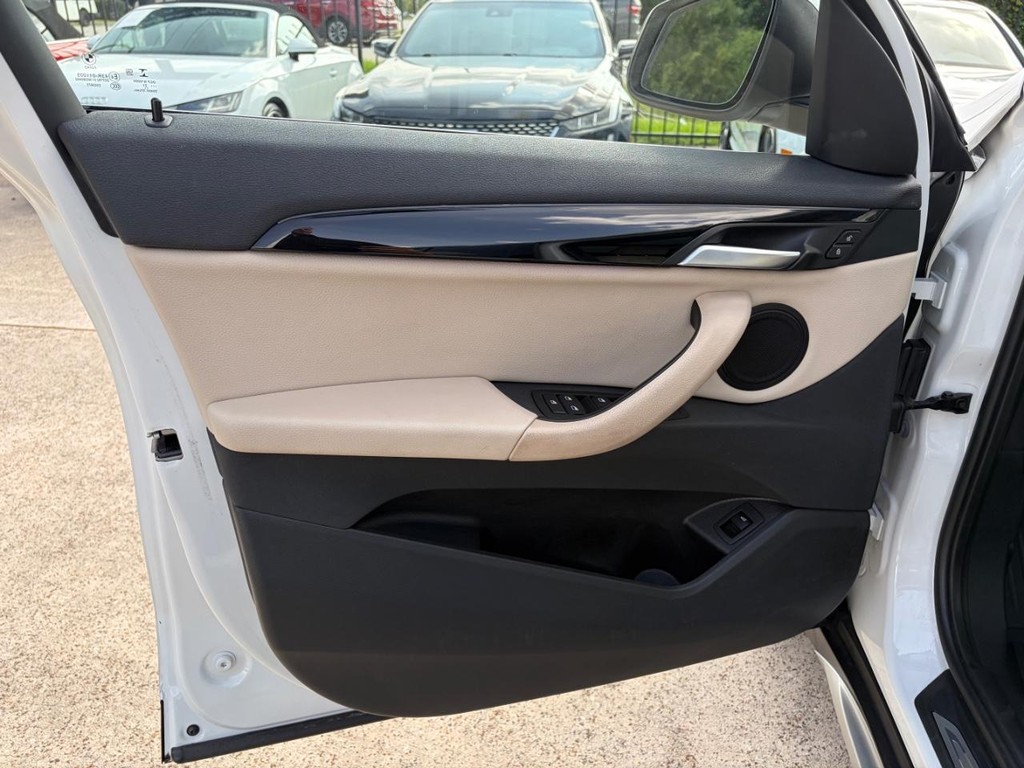 BMW X1 Vehicle Full-screen Gallery Image 12