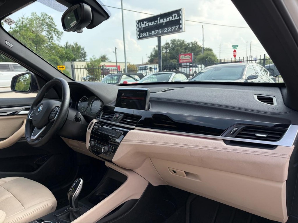 BMW X1 Vehicle Full-screen Gallery Image 13