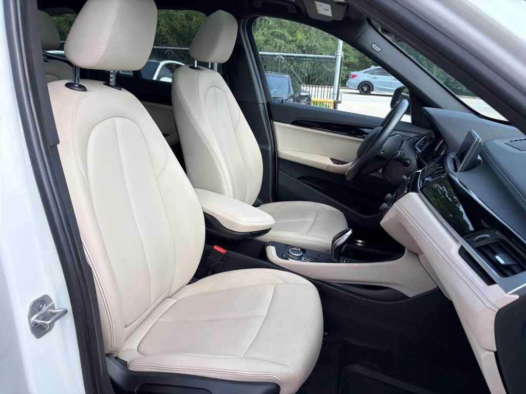 BMW X1 Vehicle Full-screen Gallery Image 14