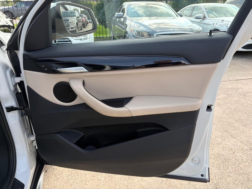 BMW X1 Vehicle Full-screen Gallery Image 15