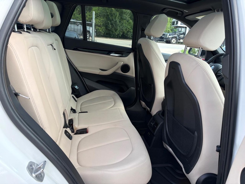 BMW X1 Vehicle Full-screen Gallery Image 16