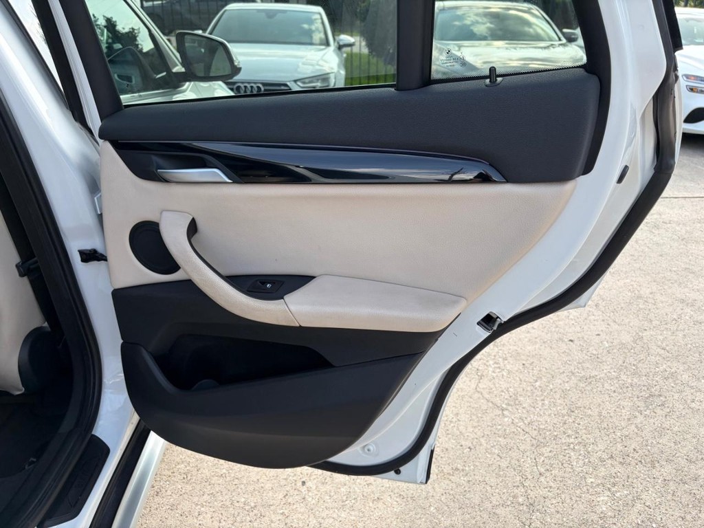 BMW X1 Vehicle Full-screen Gallery Image 17