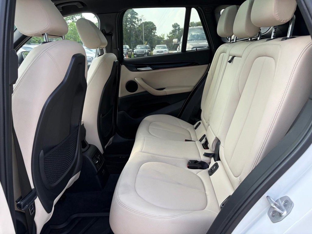 BMW X1 Vehicle Full-screen Gallery Image 18