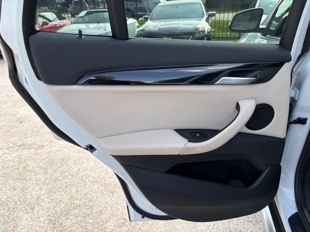 BMW X1 Vehicle Full-screen Gallery Image 19