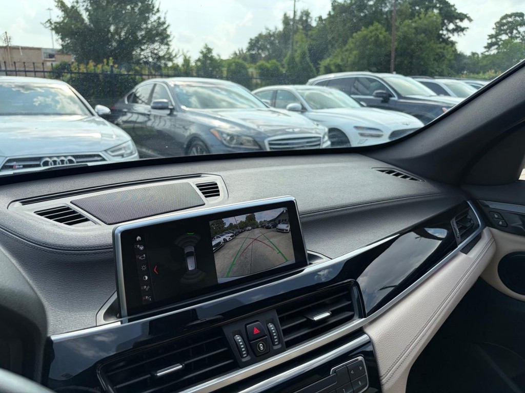BMW X1 Vehicle Full-screen Gallery Image 26