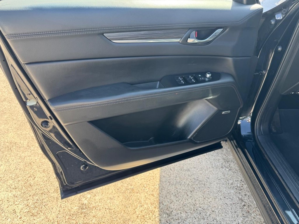 Mazda CX-5 Vehicle Full-screen Gallery Image 12