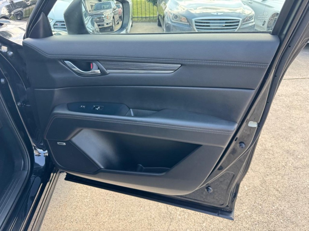 Mazda CX-5 Vehicle Full-screen Gallery Image 15
