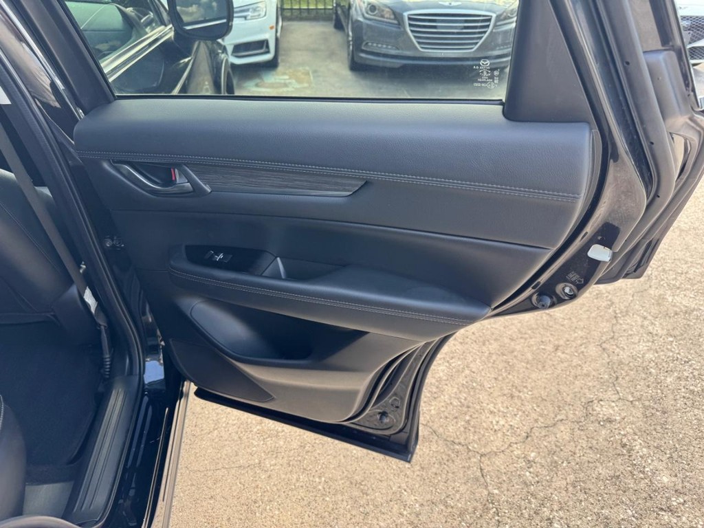 Mazda CX-5 Vehicle Full-screen Gallery Image 17