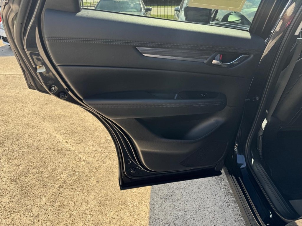 Mazda CX-5 Vehicle Full-screen Gallery Image 19