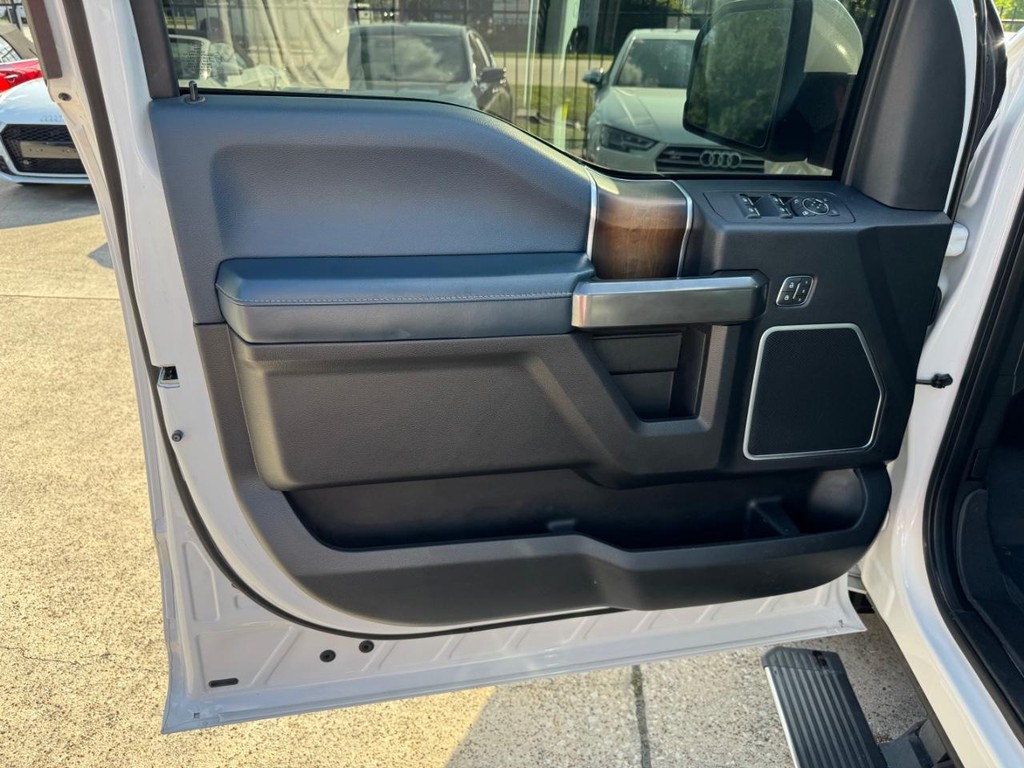 Ford F-150 Vehicle Full-screen Gallery Image 12