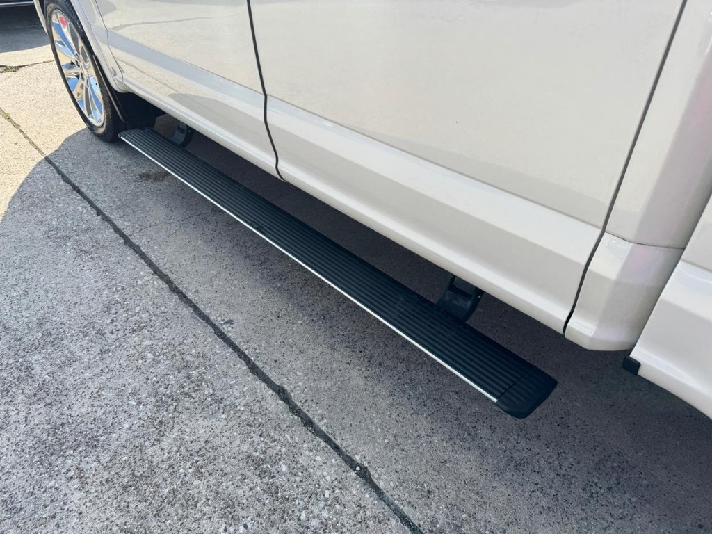 Ford F-150 Vehicle Full-screen Gallery Image 23
