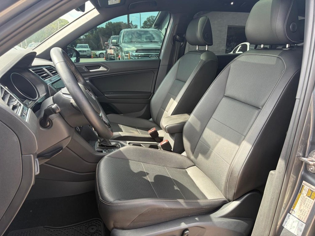 Volkswagen Tiguan Vehicle Full-screen Gallery Image 11